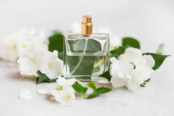 Jakie zapachy wybrać na wiosnę i lato? Postaw na gotowe zestawy kosmetyków